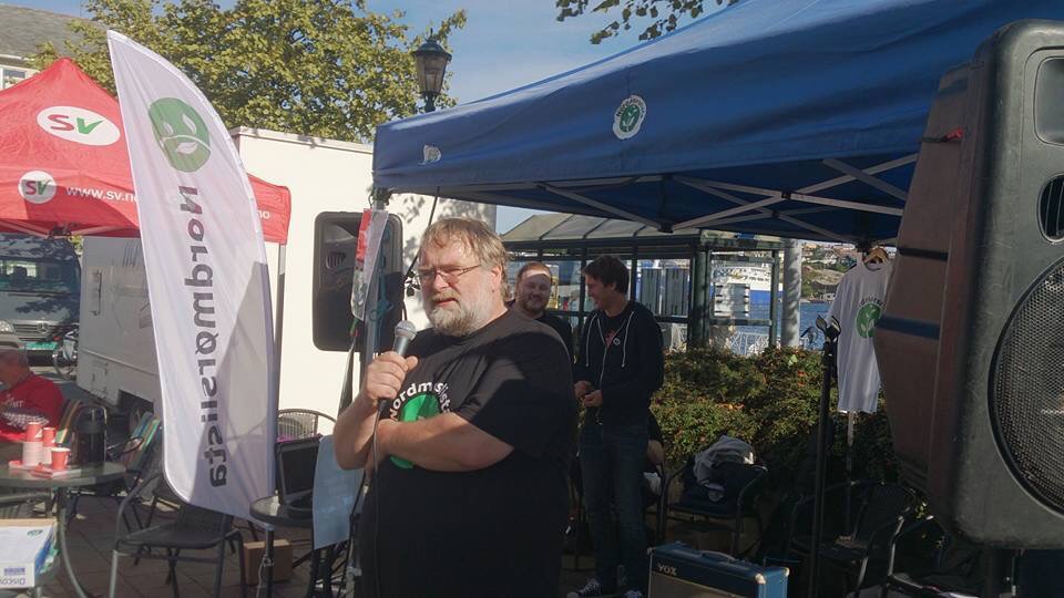 2. Kandidat Nils Fløystad holder appell på rådhusplassen i Kristiansund. Foto: Mette Belden